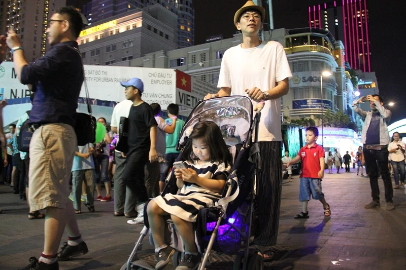 Người dân TP.HCM xuống đường tận hưởng thời khắc giao thừa ảnh 8